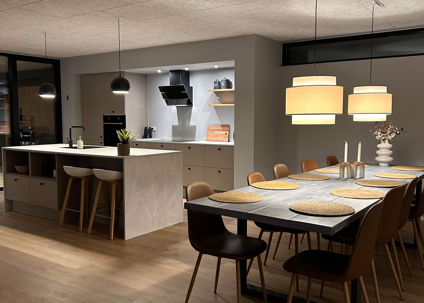 Færdigt moderne køkken udført af Ibsen Byg & Design